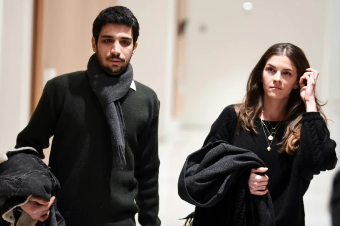 Georgios D. (g) et Chloe P., arrivent au tribunal à Paris le 8 février 2019 jugés pour violences contre policiers