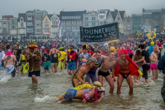 Le traditionnel "bain des givrés" de Malo-les-Bains (Nord), près de Dunkerque, pour fêter la nouvelle année 2017, le 1er janvier 2017