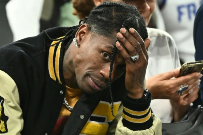 Le rappeur américain Travis Scott, en attente de la demi-finale de basket hommmes France-Allemagne pendant les Jeaux olympiques à Paris (Bercy Arena), le 8 août 2024. 