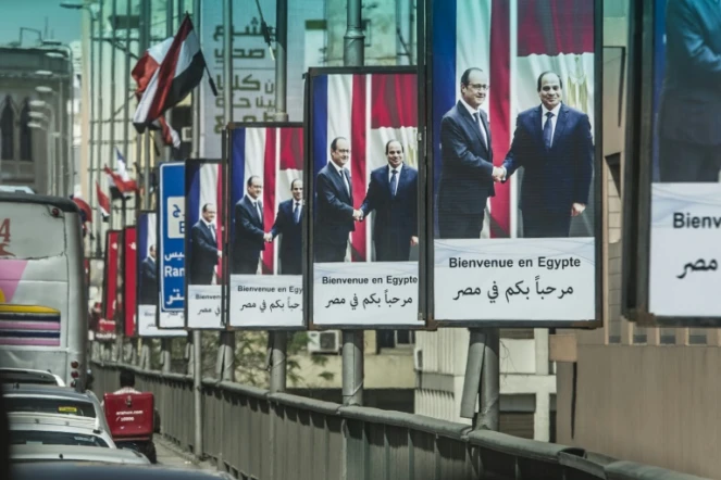 Des portraits du président français François Hollande (g) et du président égyptien Abdel Fattah al-Sisi (d) au Caire le 17  avril 2016