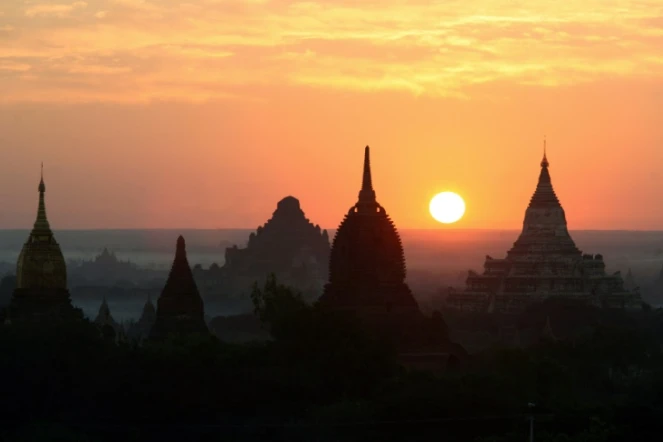 Levée de soleil sur les pagodes de Bagan, le 22 janvier 2008