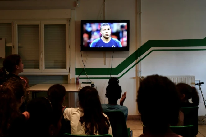 Des licenciés(ées) du club de football de Bondy, où Kylian Mbappé a débuté, regardent le match de l'équipe de France face au Pérou, le 21 juin 2018