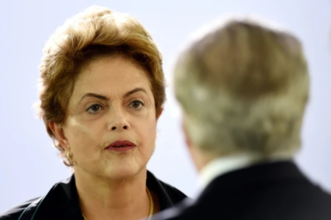 La présidente brésilienne Dilma Rousseff face à son vice-président Michel Temer (de dos), le 16 décembre 2015 à Brasilia
