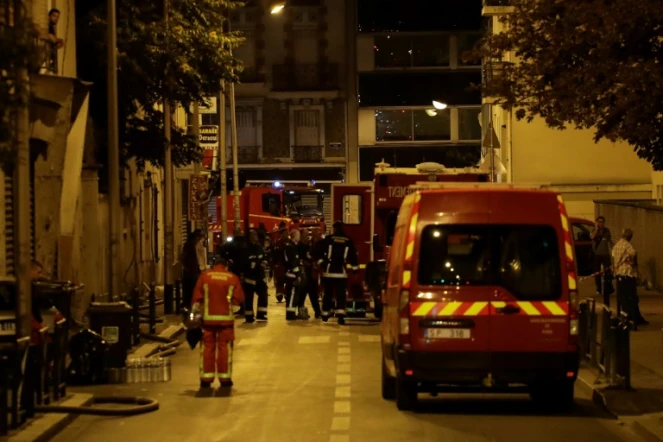 Des pompiers sur les lieux d'un incendie dans un immeuble d'habitation à Aubervilliers, le 19 août 2018