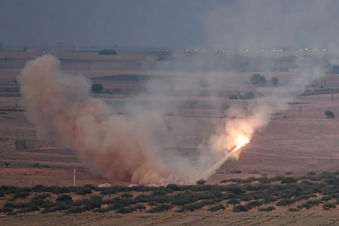 Un missile tiré par les forces turques vers la ville syrienne de Ras al-Aïn depuis le côté turc de la frontière à Ceylanpinar, le 15 octobre 2019