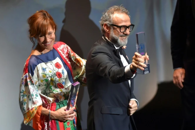 Le chef italien Massimo Bottura reçoit le prix du "meilleur restaurant au monde" pour l'Osteria Francescana à Modène, le 19 juin 2018 à Bilbao.