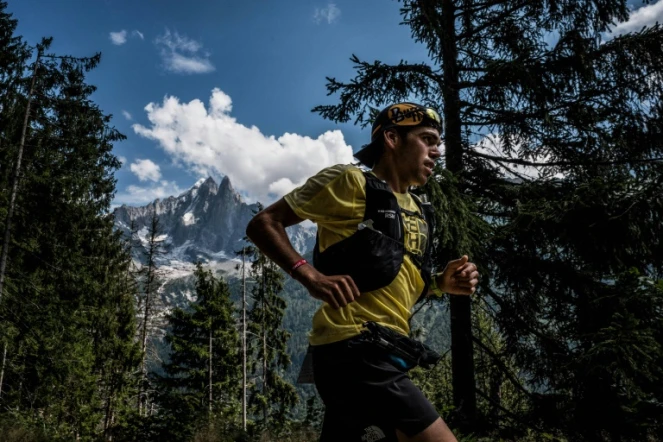 L'Espagnol Pau Capell en route vers la victoire dans l'emblématique Ultra-Trail du Mont-Blanc (UTMB), une boucle de 170 km à travers la France, l'Italie et la Suisse, le 31 août 2019 près de Chamonix