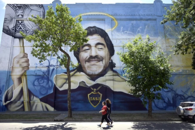 Une fresque murale représentant Diego Maradona de l'artiste Alfredo Segatori sur un mur du quartier de La Boca, à Buenos Aires, le 4 novembre 2021