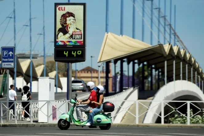 Un thermomètre indique une température de 44° dans une rue de Séville, le 26 avril 2023 en Espagne