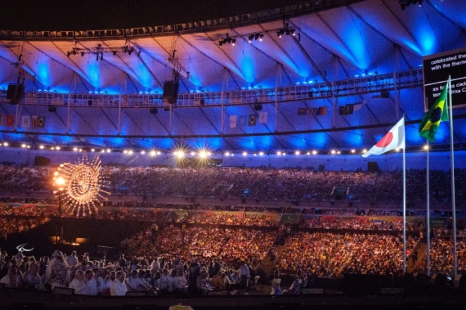 Les drapeaux japonais et brésilien lors de la cérémonie de clôture des Jeux Paralympiques au stade du Maracana, le 18 septembre 2016 à Rio 