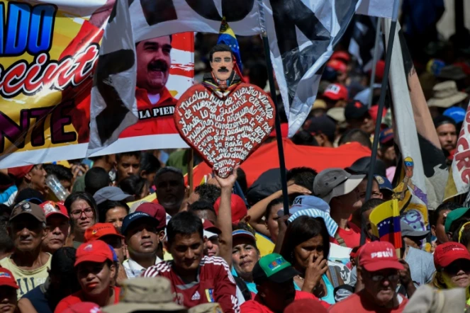 Les membres de la milice bolivarienne du Venezuela et des militants pro-gouvernement manifestent leur soutien au président Nicolas Maduro lors d'un rassemblement devant le palais présidentiel, le 6 août 2018 à Caracas