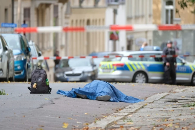 Un corps recouvert d'une bâche sur les lieux de la fusillade à Halle, dans l'est de l'Allemagne, le 9 octobre 2019