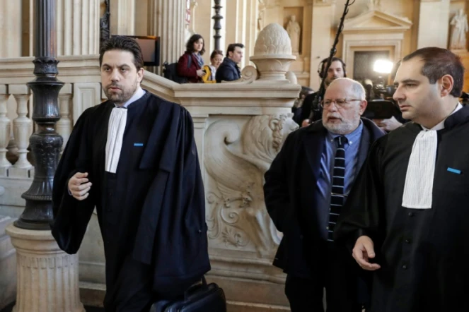 Samuel Sandler (c), et ses avocats Elie Korchia (d) et Patrick Klugman (g), à leur arrivée au procès en appel d'Abdelkader Merah, le 25 mars 2019 à Paris