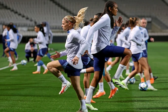L'attaquante Eugénie Le Sommet et la défenseure Wendie Renard lors d'un entraînement, le 22 juillet 2023 à Sydney