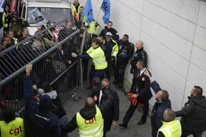 Des manifestants tentent d'entrer au comité central d'entreprise (CCE) d'Air France le 5 octobre 2015 à Roissy-en-France