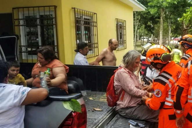 Les quatre touristes français secourus par les pompiers guatémaltèques, le 11 août 2023 dans le Parc national de Tikal