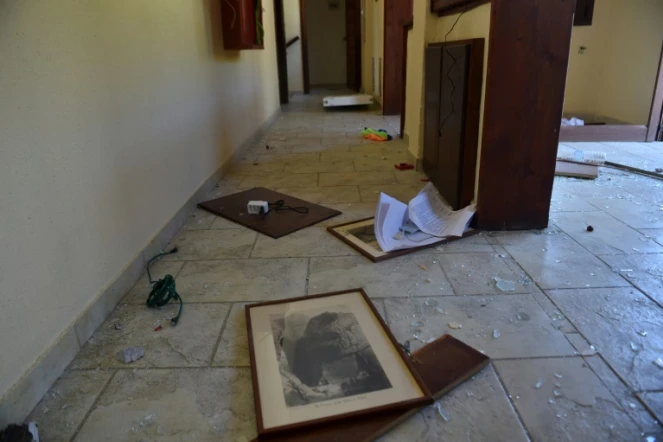 Un hôtel saccagé par des habitants du village d'Arnissa, le 8 mai 2020 en Grèce