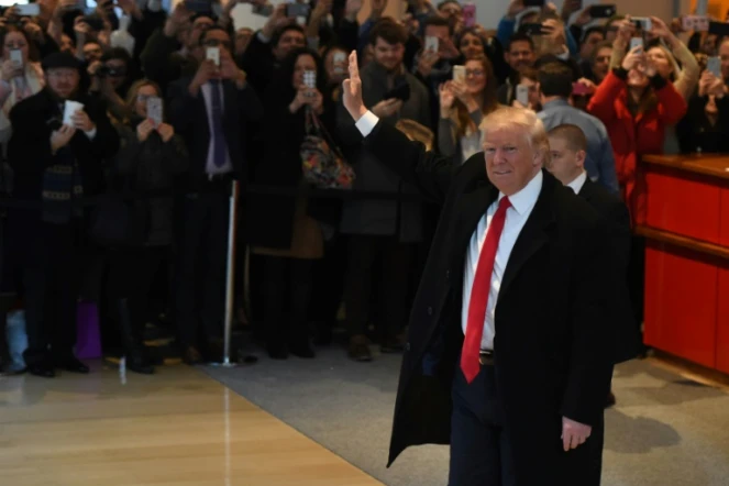 Le président élu américain Donald Trump salue la foule à New York le 22 novembre 2016