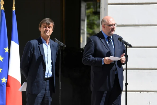 Les ministres de l'Agriculture Stéphane Travert (d) et de la Transition écologique Nicolas Hulot, lors d'une conférence de presse, le 22 juin 2018 à l'hôtel Cassini, à Paris