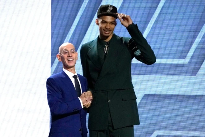 Victor Wembanyama avec le commissioner de la NBA Adam Silver
