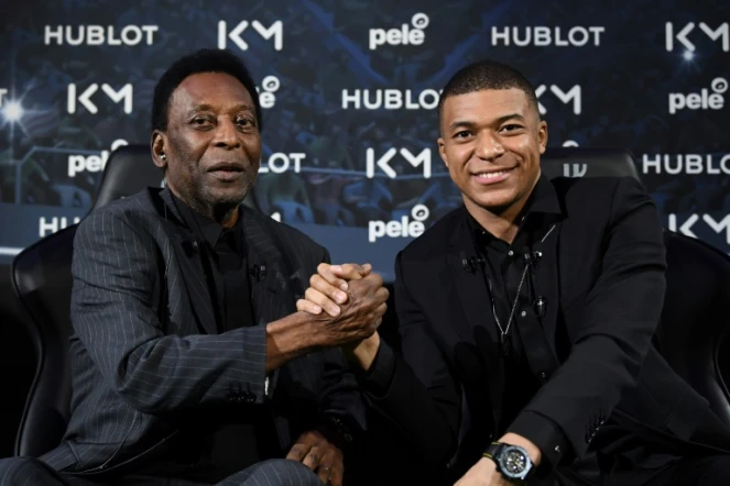 Le joueur du PSG Kylian Mbappé et la légende Pelé lors d'un entretien avec l'AFP à l'Hôtel Lutetia à Paris le 2 avril 2019