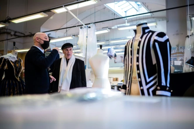Le chorégraphe français Pierre Lacotte (d) regarde les costumes préparés dans l'atelier de couture de l'Opéra de Paris pour le ballet "Le Rouge et le Noir", le 2 avril 2021