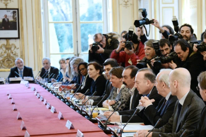 Le patron du Medef, Pierre Gattaz (4èmeD) et le secrétaire général de la CGT, Philippe Martinez (5èmeD) lors d'une réunion à Paris le 25 février 2015