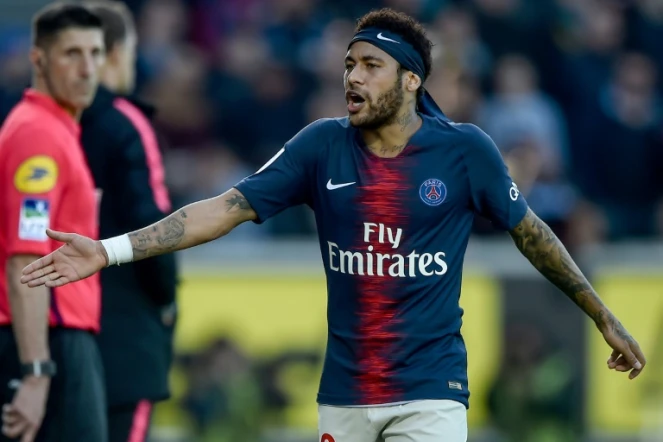 L'attaquant du PSG Neymar (g) buteur lors de la victoire 2-1 à Angers en 36e journée de L1 le 11 mai 2019