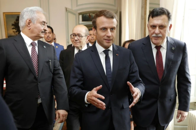 Le président français Emmanuel Macron (au centre) reçoit le Premier ministre libyen Fayez al-Sarraj (à droite) et Khalifa Haftar (à gauche) le 25 juillet 2017 à La Celle-Saint-Cloud