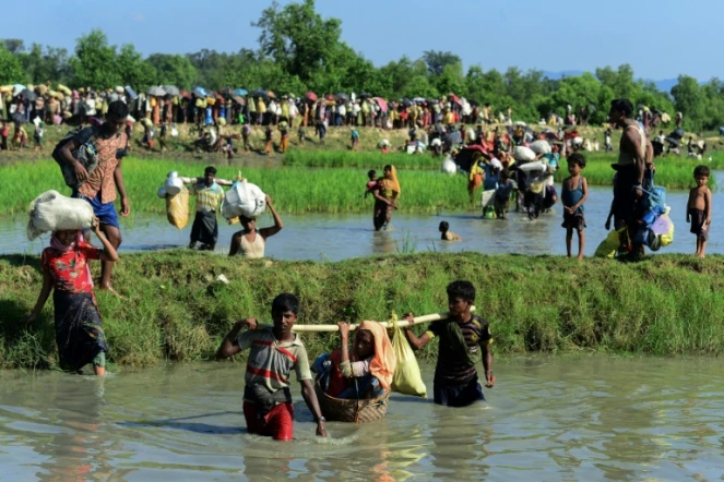 Des réfugiés rohingyas, fuyant les violences en Birmanie, arrivent à Palongkhali, près d'Ukhia, le 16 octobre 2017 au Bangladesh