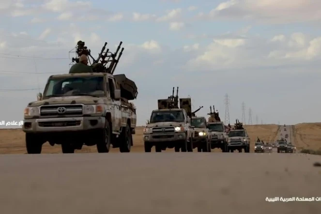 Capture d'écran d'une vidéo  diffusée le 3 avril 2019 sur la page Facebook du "bureau des médias" de l'Armée nationale libyenne (ANL), montrant selon elle un convoi militaire de l'ANL en direction de Tripoli