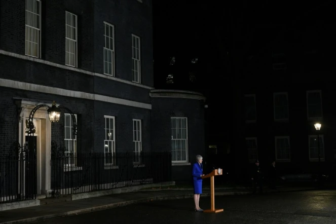 La Première ministre britannique Theresa May s'adresse aux médias devant le 10, Downing Street, le 16 janvier 2019