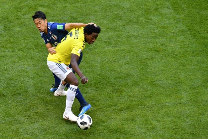 Le milieu de terrain de la Colombie, Carlos Sanchez (à dr.) face au Japonais Shinji Kagawa (à g.) , pendant le 1er match de la Colombie du Mondial Russe à Saransk le 19 juin 2018