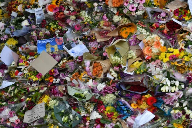 Des messages et des fleurs en hommage aux victimes de l'attentat du London Bridge, le 11 juin 2017 à Londres
