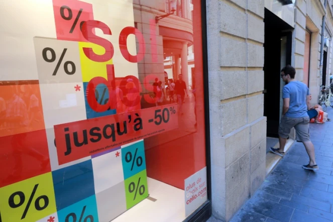 Un magasin affichant les soldes, le 24 juin 2015 à Bordeaux