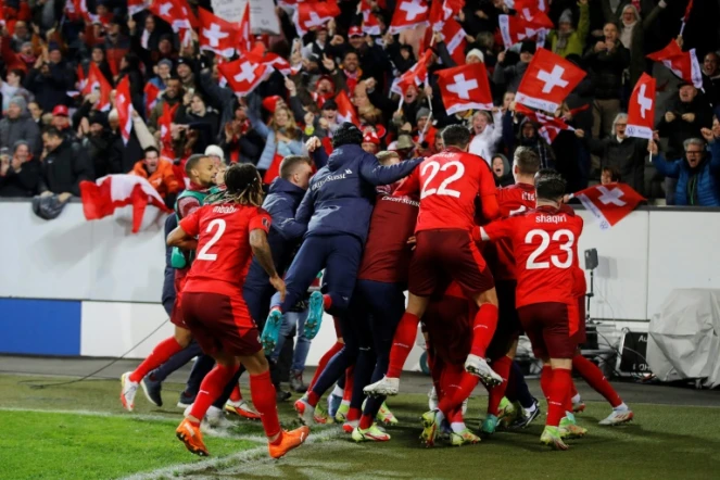 Les joueurs suisses célèbrent leur qualification pour le Mondial-2022 après leur victoire sur la Bulgarie le 15 novembre 2021 à Lucerne