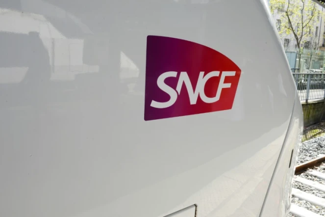 Bientôt concurrencée par d'autres compagnies sur le réseau ferré français, la SNCF veut faire oublier ses presque 80 ans et entame sa mue, espérant que la feuille de route du nouveau gouvernement collera à ses orientations.