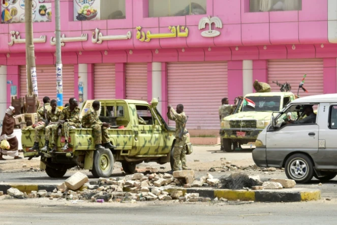Des forces de sécurité soudanaises postées dans un rue de la capitale Khartoum, le 9 juin 2019