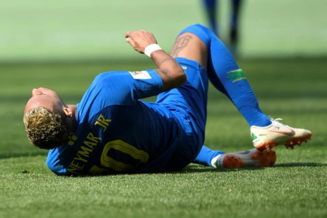 L'attaquant brésilien Neymar au sol lors du match face au Costa Rica à Saint Petersbourg le 22 juin lors du Mondial 2018