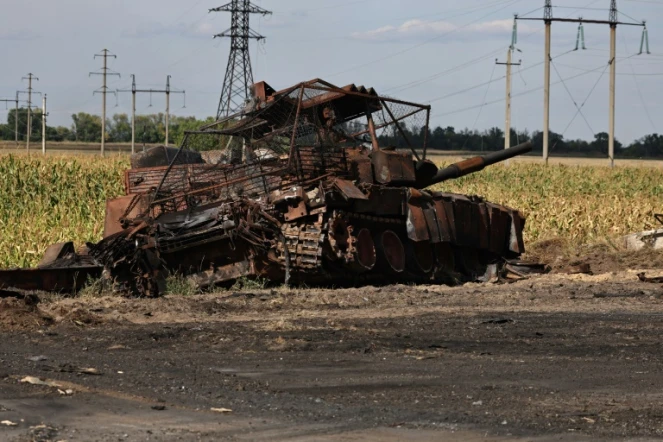 Un char russe détruit par l'armée ukrainienne dans la région russe de Koursk, le 16 août 2024
