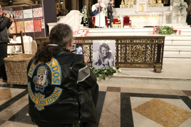 Un fan prend une photo de l'autel durant une messe hommage à Johnny Hallyday, le 9 décembre 2018 à Paris