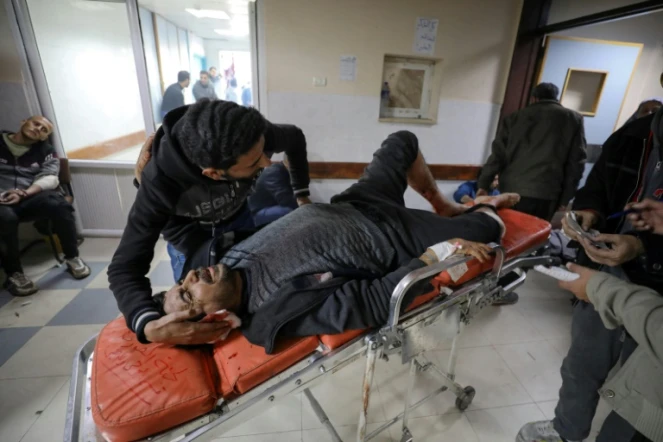 Un homme blessé attend d'être soigné à l'hôpital al-Chifa dans la bande de Gaza le 25 janvier 2024