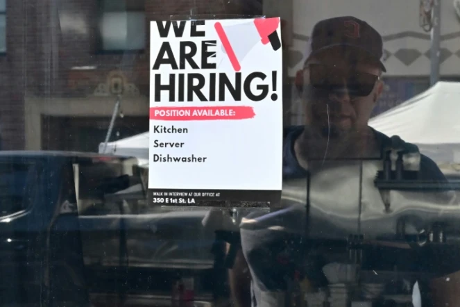 Une affichette "On embauche" sur la vitrine d'un restaurant, le 17 août 2022 à Los Angeles, en Californie