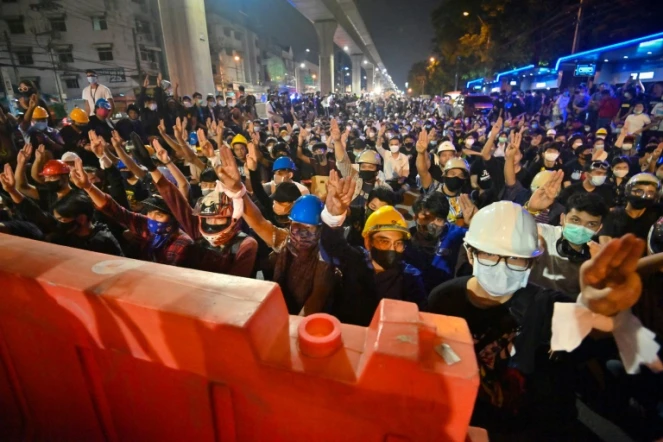 Des manifestants le 19 octobre 2020 à Bangkok, lors d'un rassemblement qui s'inspire des tactiques des protestataires à Hong Kong