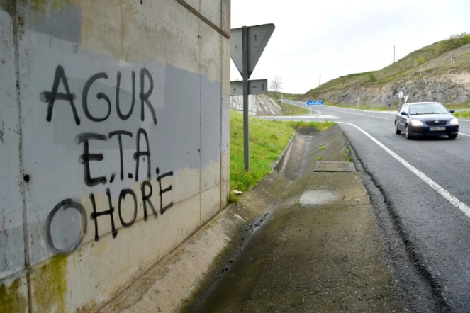 "Au revoir ETA, ce fut un honneur", salue un graffiti dessiné sous un pont du Pays basque espagnol en pleine dissolution de ce groupe séparatiste, le 3 mai 2018