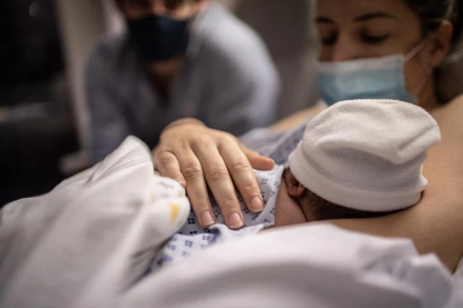   Non, des mères sans pass sanitaire ne sont "privées de voir leur bébé" à l'hôpital de Lucerne, en Suisse