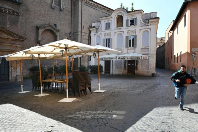 Un restaurant vide sur la place Sant'Egidio à Rome le 10 mars 2020