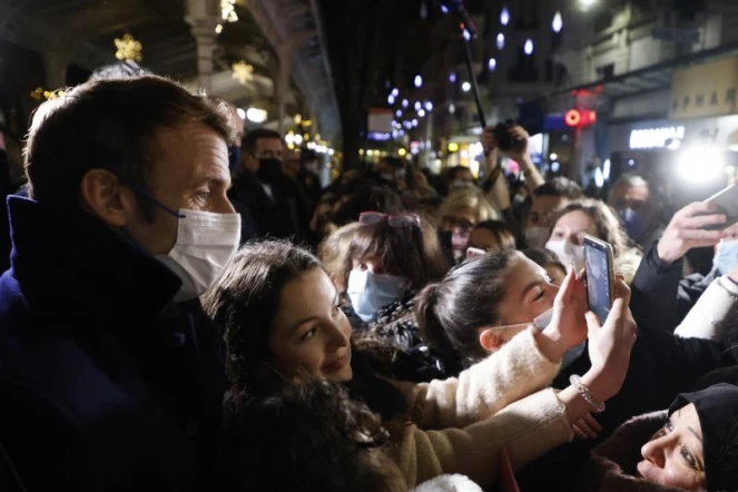   Campagne présidentielle : Emmanuel Macron, quasi candidat, "triche-t-il avec les règles juridiques"?