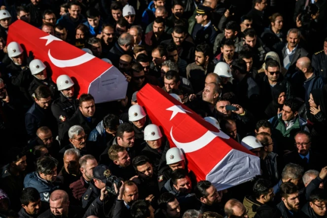 Funérailles le 11 décembre 2016 à Istanbul de policiers tués la veille dans un double attentat