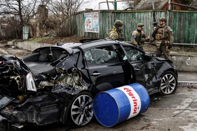   Ukraine : non, cette photo de voitures renversées n'est pas la preuve d'une mise en scène à Boutcha